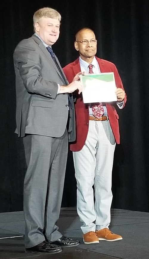 Prof. Amar Mohanty receiving his SPE Fellow certificate at SPE ANTEC 2019.